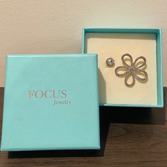 FOCUS Jewelry Floral Asymmetrical Earrings - Picture 2 of 3